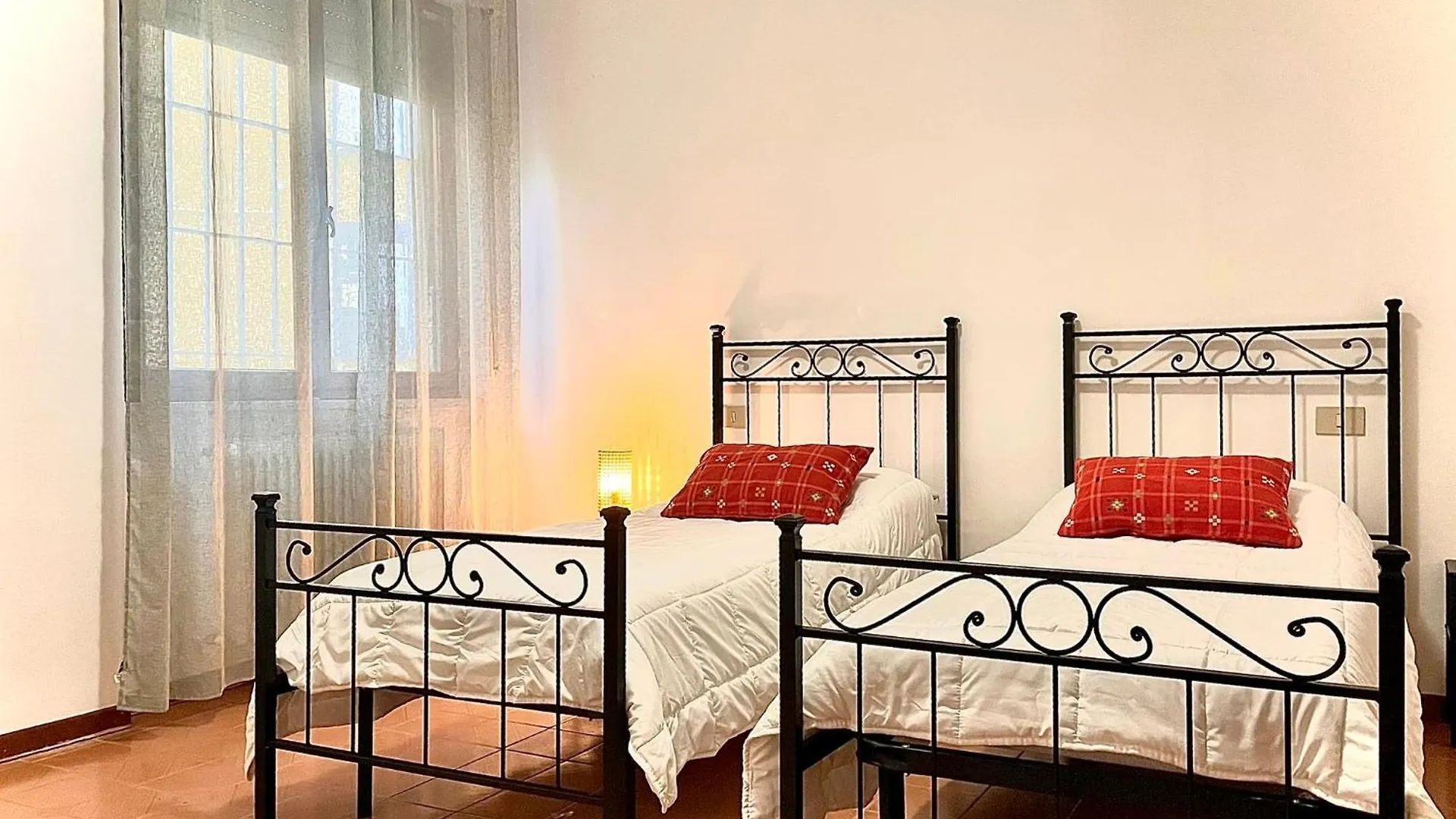 2 Camere, Parcheggio, Balconi, Vicino Al Centro Pisa Apartment